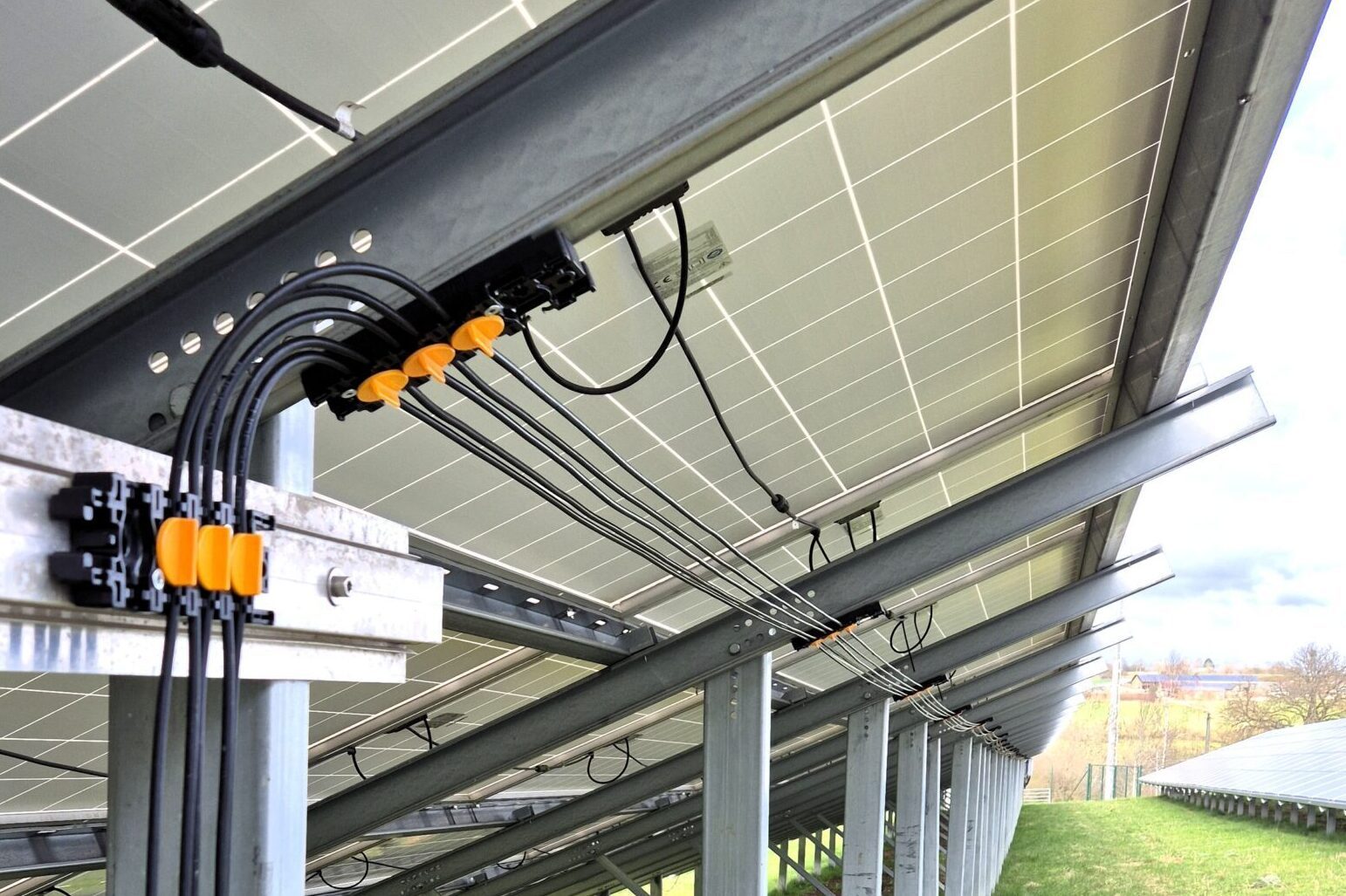 ENGESOLAR Clips an der Modulpfette einer Freiflächenanlage führen gebündelte Strangleitungen