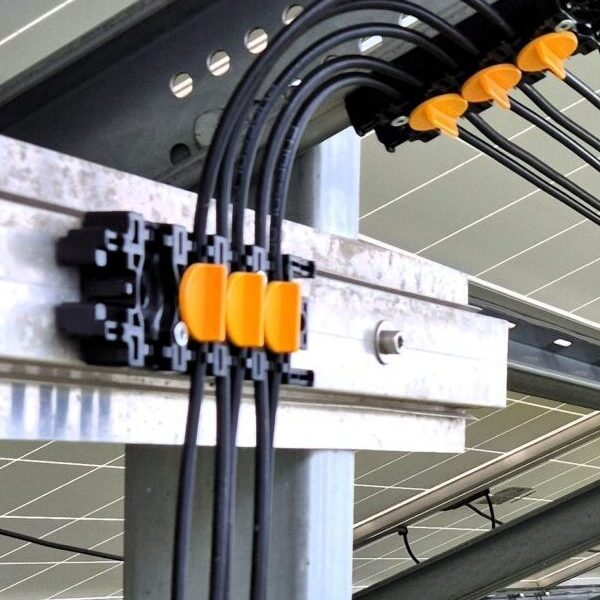 ENGESOLAR Clip an der Modulpfette mit eingelegten Solarleitungen